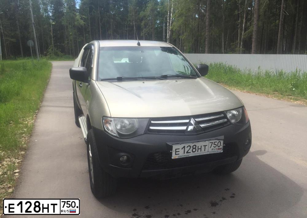 Фото автомобиля MITSUBISHI L 200, 2011 — госномер У828МТ47. Цвет: БЕЖЕВЫЙ