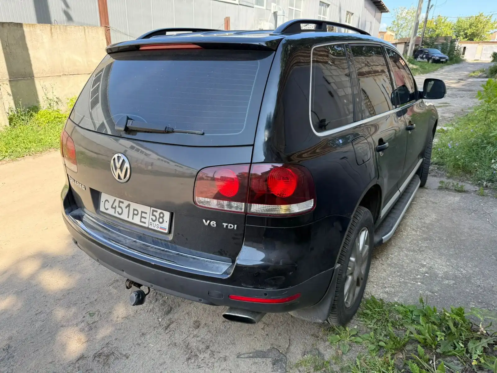Фото автомобиля VOLKSWAGEN TOUAREG, 2008 — госномер У004ТУ52. Цвет: ЧЕРНЫЙ