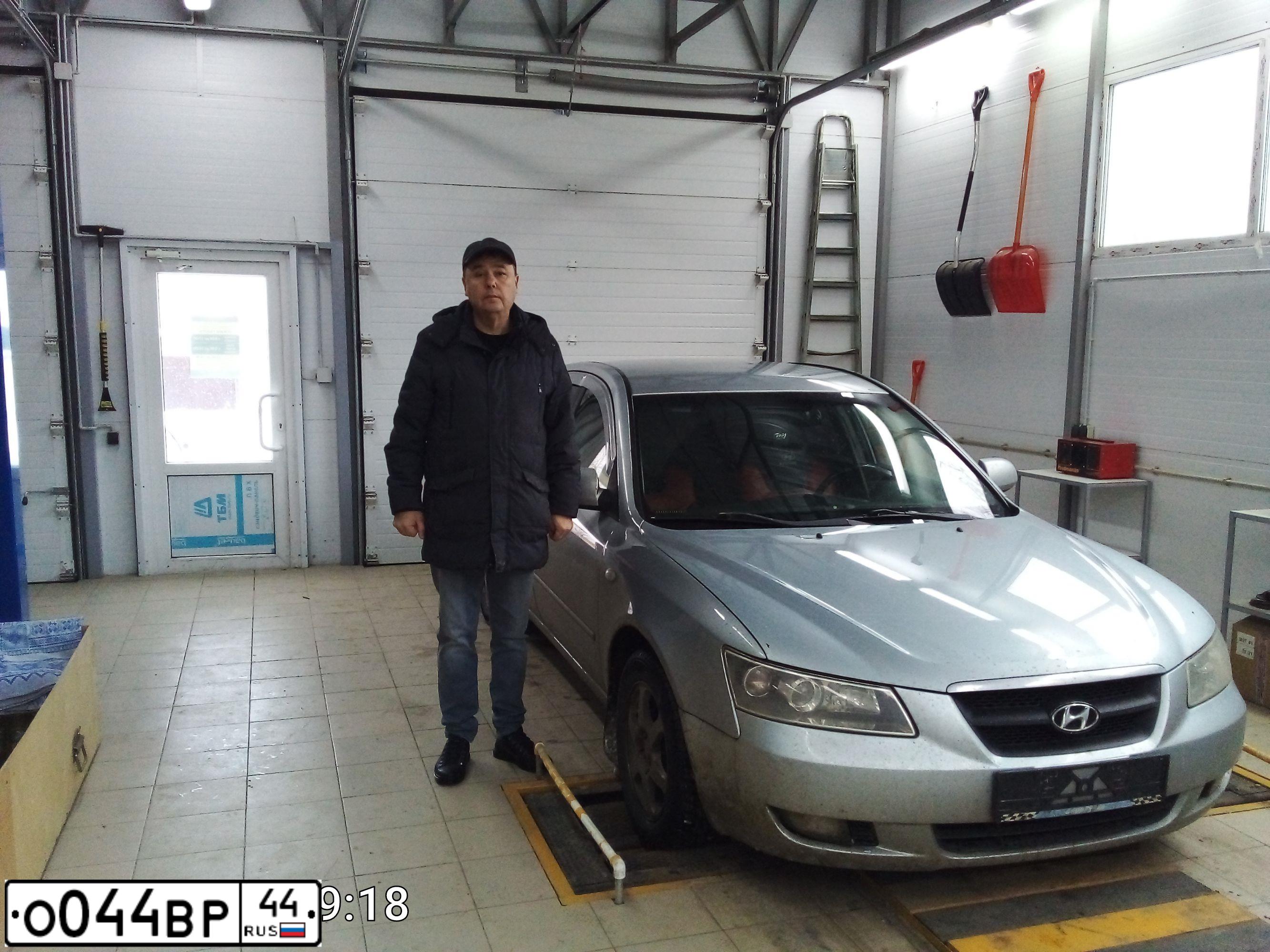 Фото автомобиля HYUNDAI SONATA, 2006 — госномер О044ВР44. Цвет: Серебристый