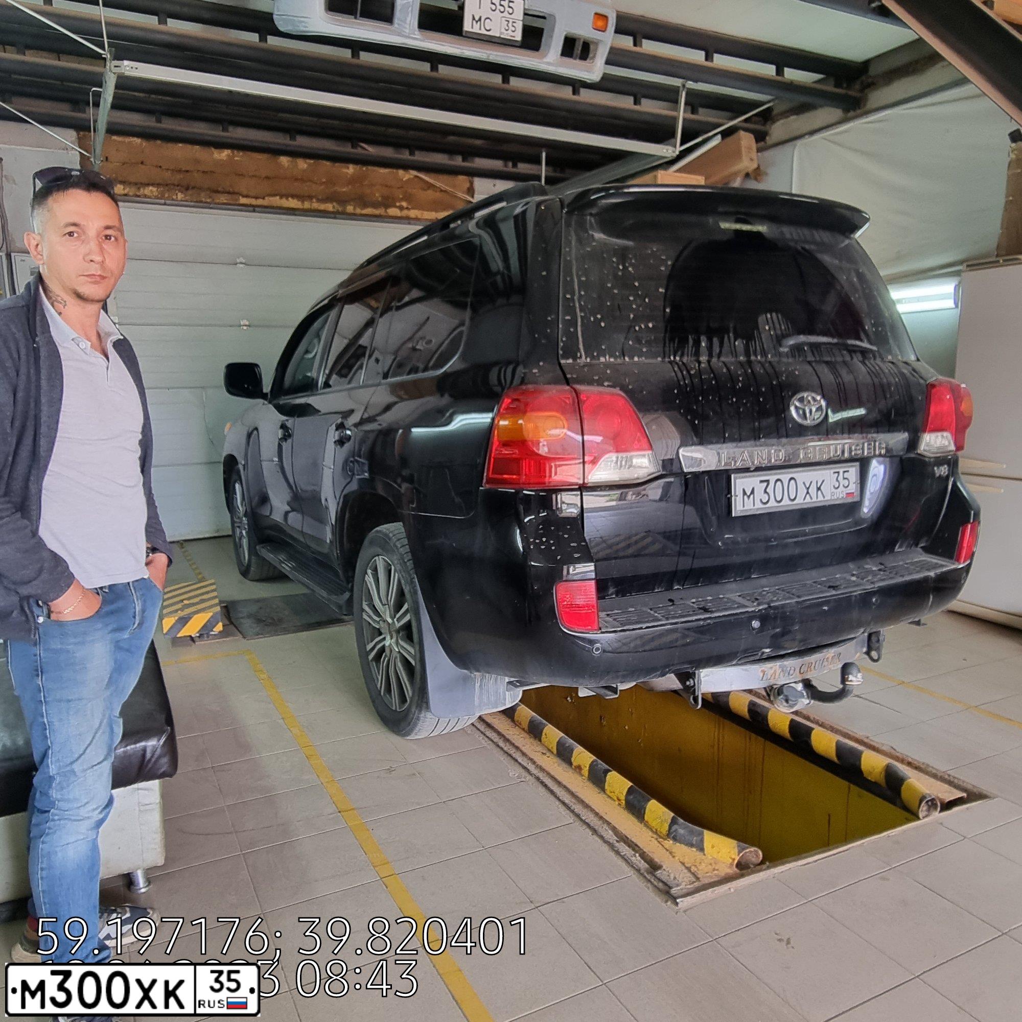 Фото автомобиля TOYOTA LANDCRUISER 200, 2008 — госномер М300ХК35. Цвет: ЧЕРНЫЙ