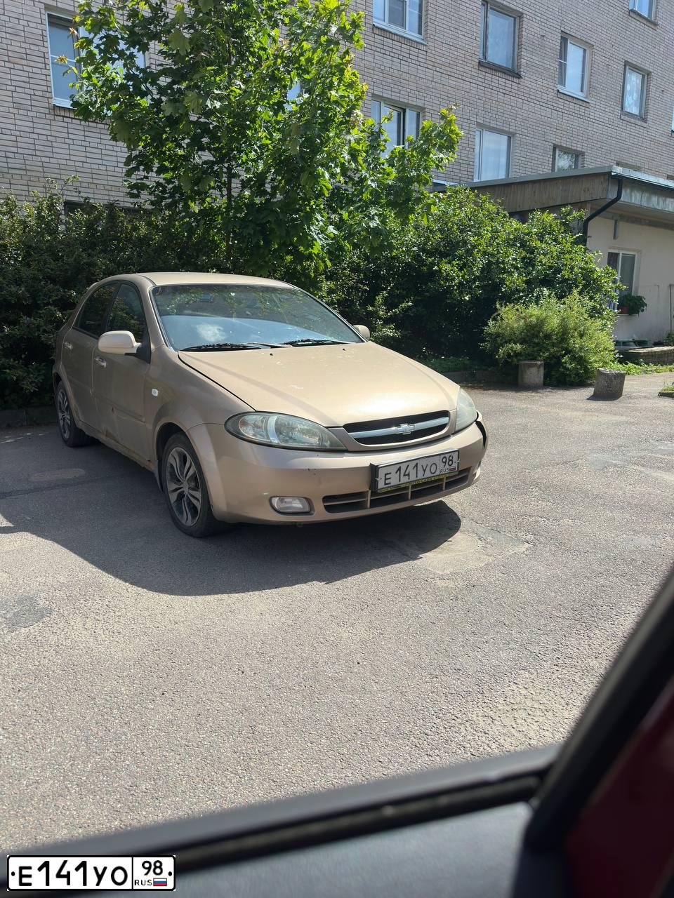 Фото автомобиля CHEVROLET LACETTI, 2004 — госномер Е141УО98. Цвет: БЕЖЕВЫЙ