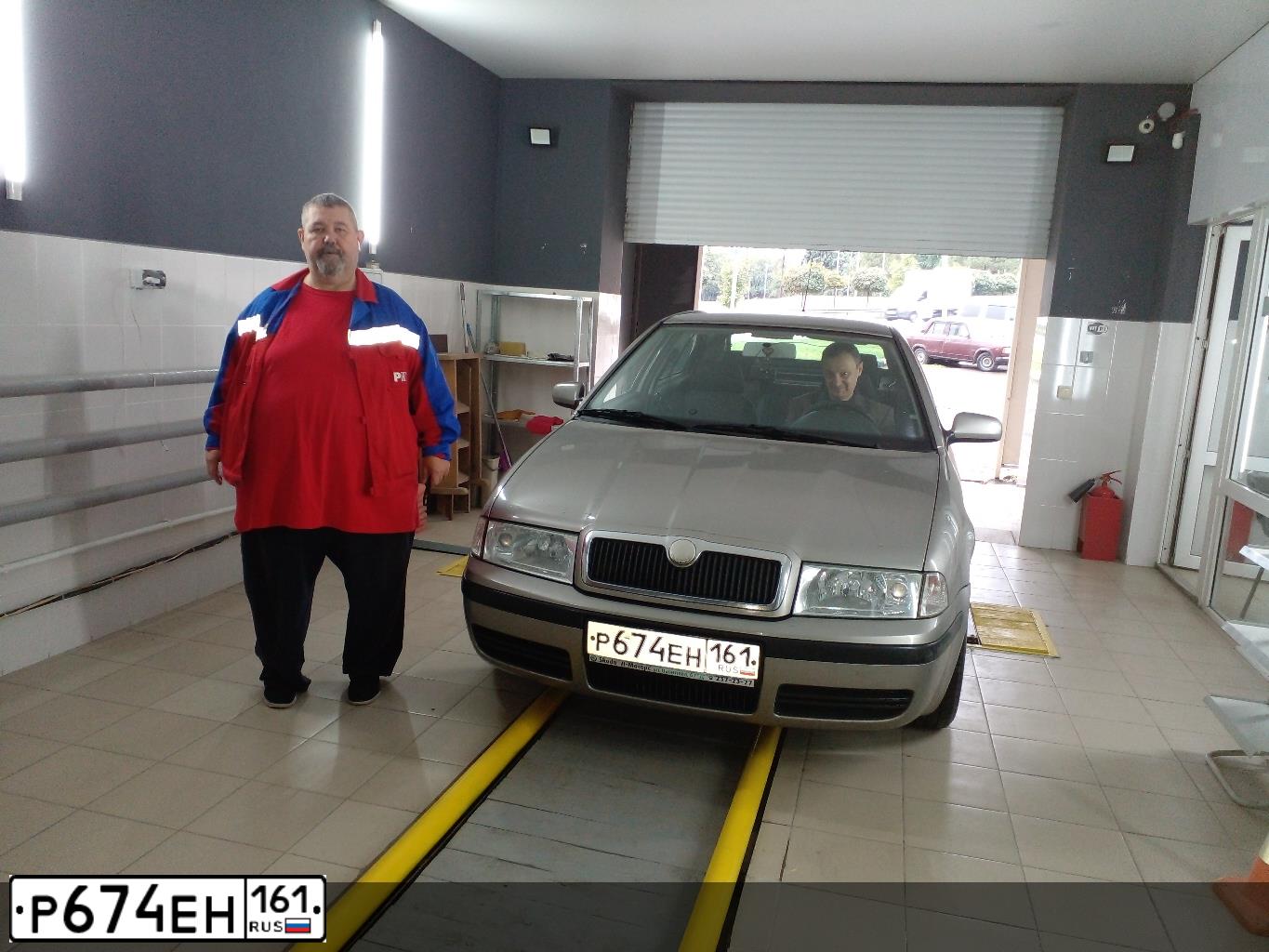 Фото автомобиля SKODA OCTAVIA, 2009 — госномер Р674ЕН161. Цвет: СЕРЫЙ