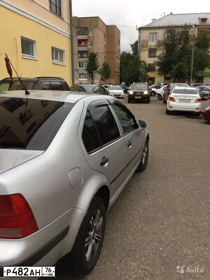 Фото автомобиля VOLKSWAGEN BORA, 2005 — госномер Р482АН76. Цвет: СЕРЫЙ