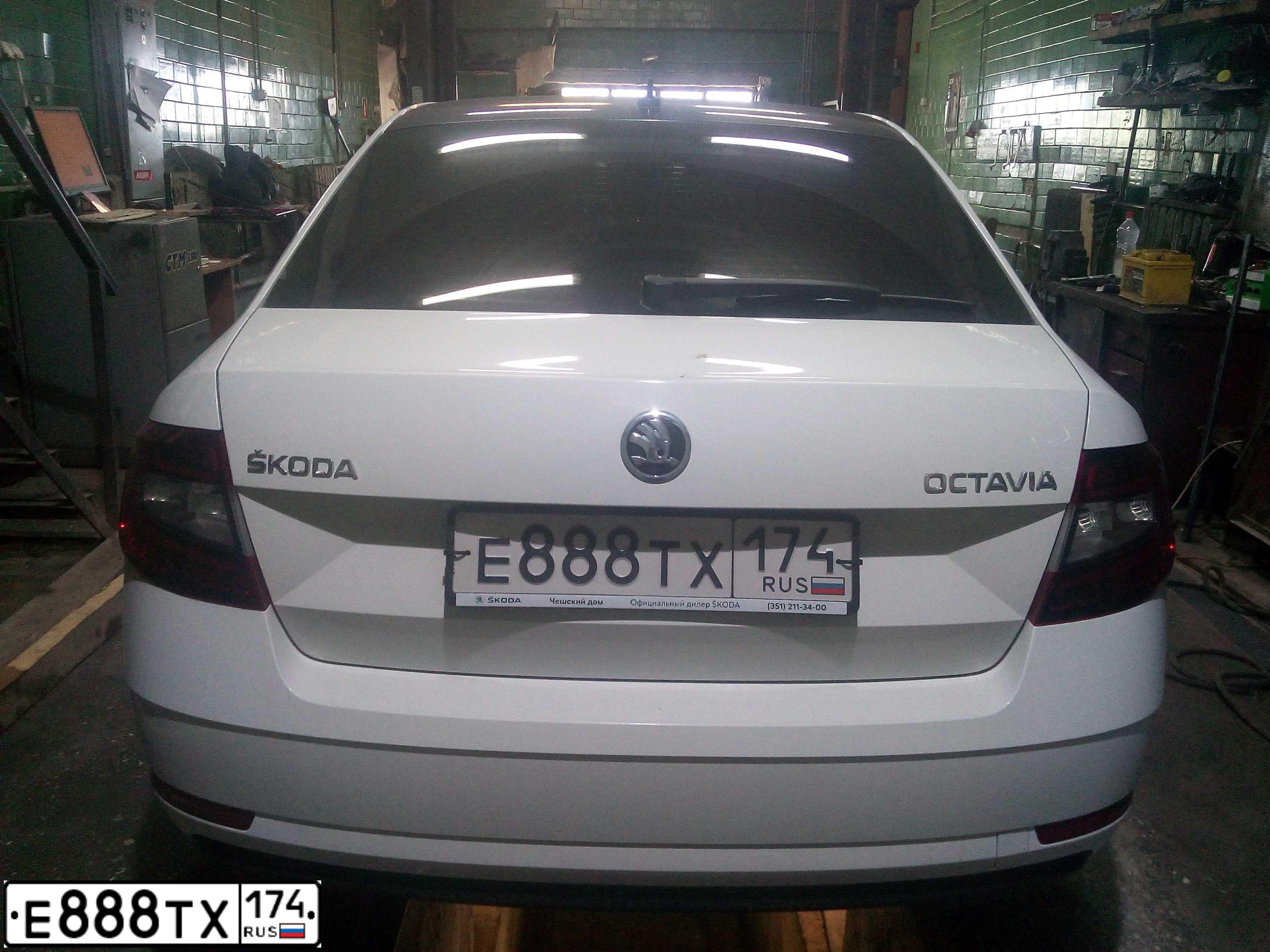 Фото автомобиля SKODA OCTAVIA, 2017 — госномер Е888ТХ174. Цвет: БЕЛЫЙ