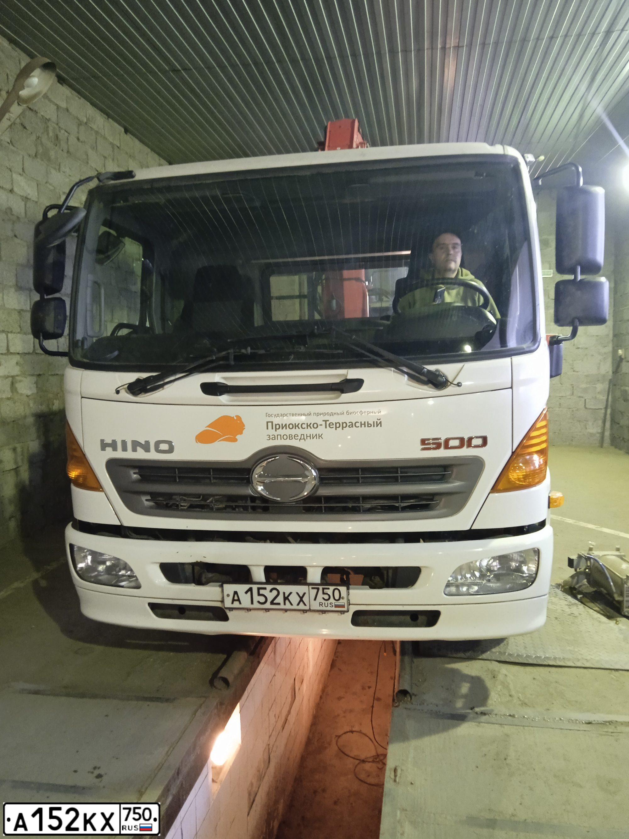 Фото автомобиля HINO 500-SERIE, 2015 — госномер А152КХ750. Цвет: БЕЛЫЙ
