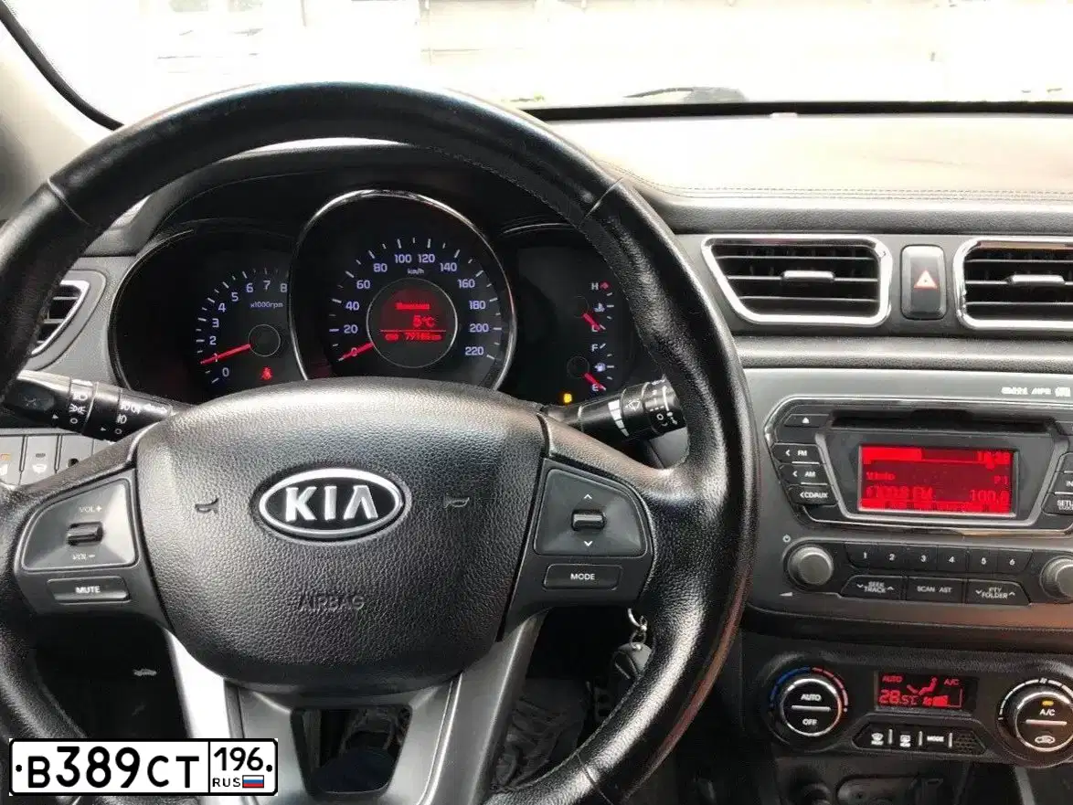 Фото автомобиля KIA RIO, 2012 — госномер К118СУ60. Цвет: Белый