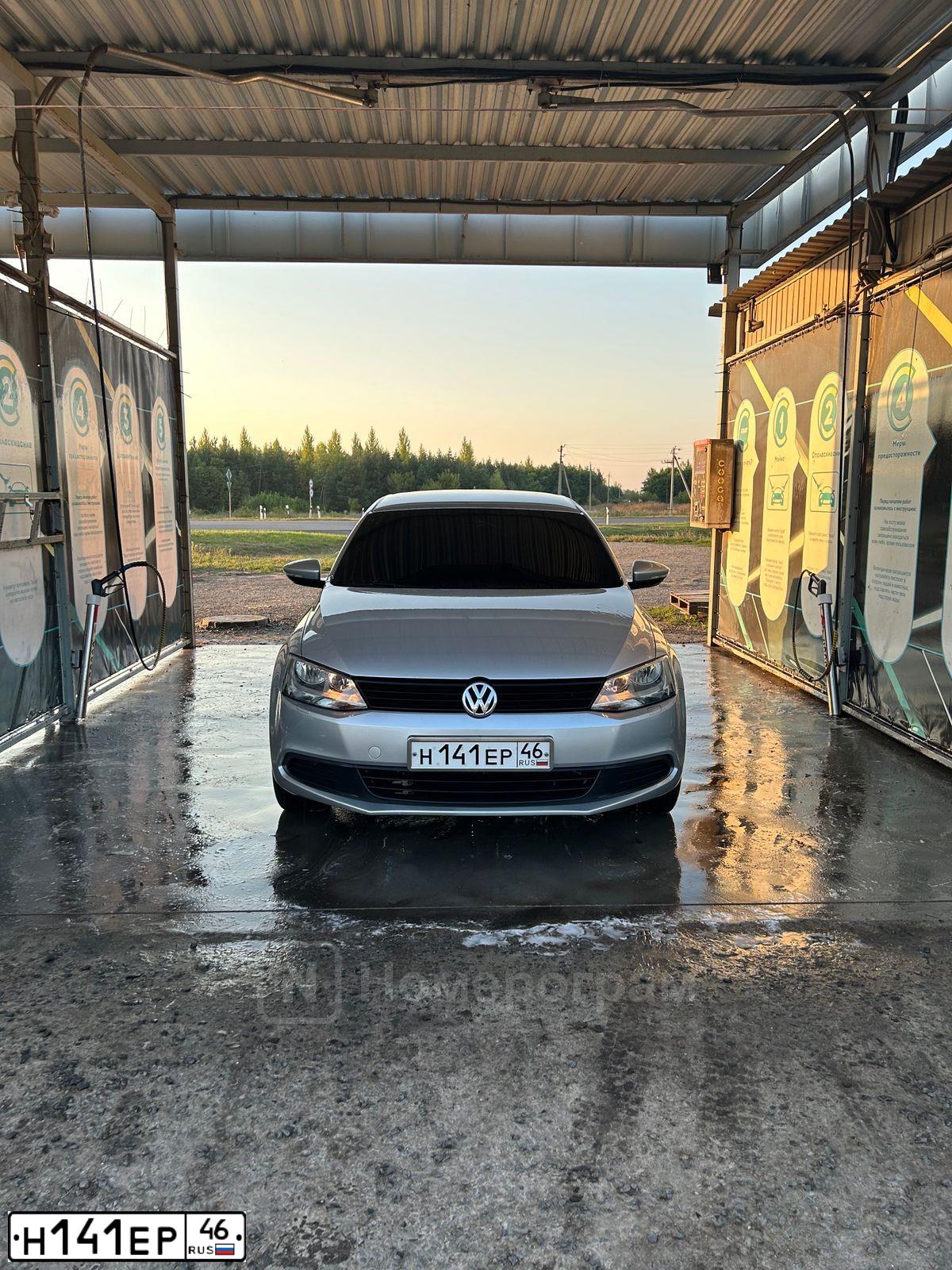 Фото автомобиля VOLKSWAGEN JETTA, 2012 — госномер Н141ЕР46. Цвет: СЕРЕБРИСТЫЙ