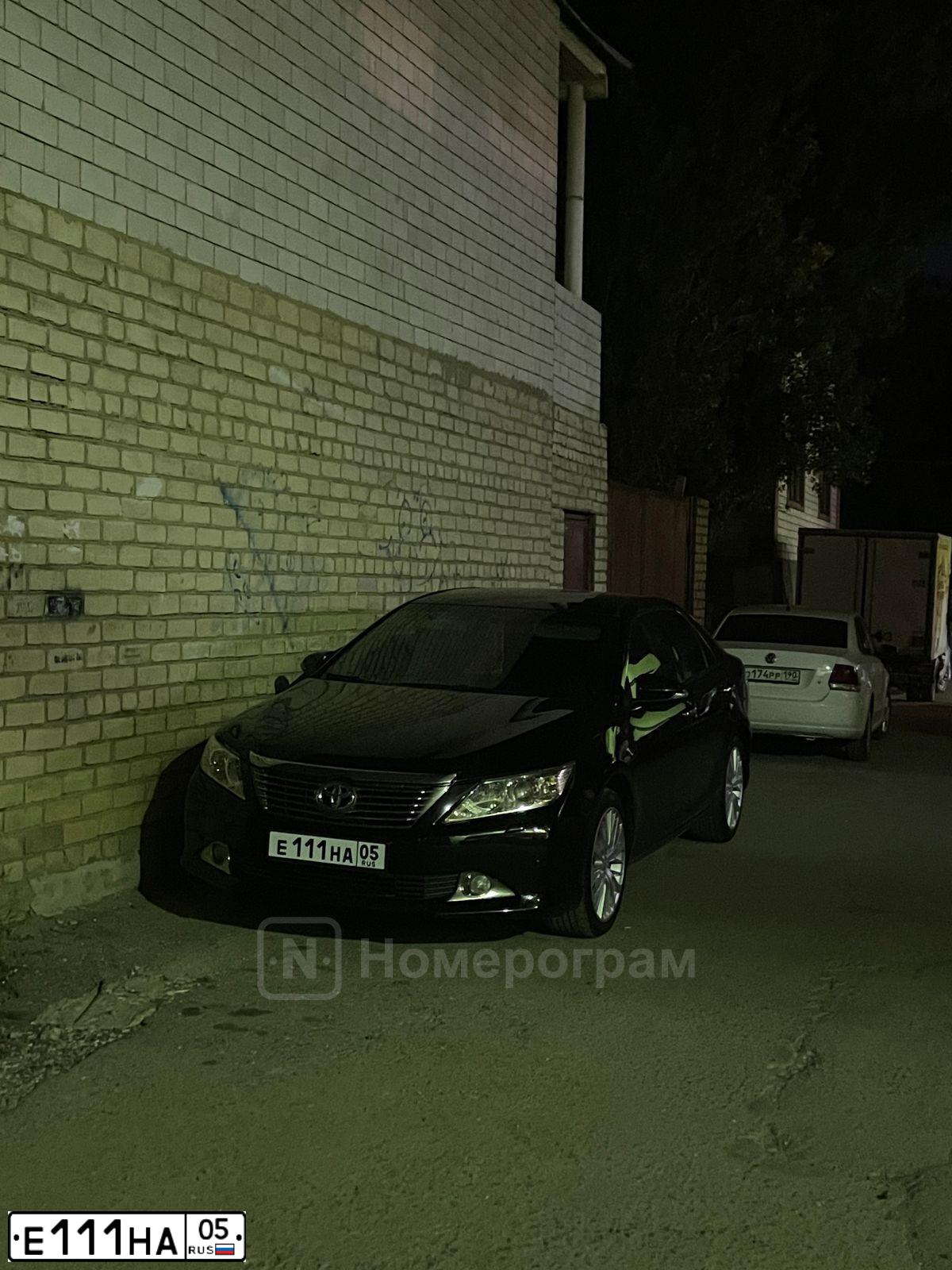Фото автомобиля MERCEDES E-KLASSE, 1999 — госномер Е111НА05. Цвет: Темно-зеленый