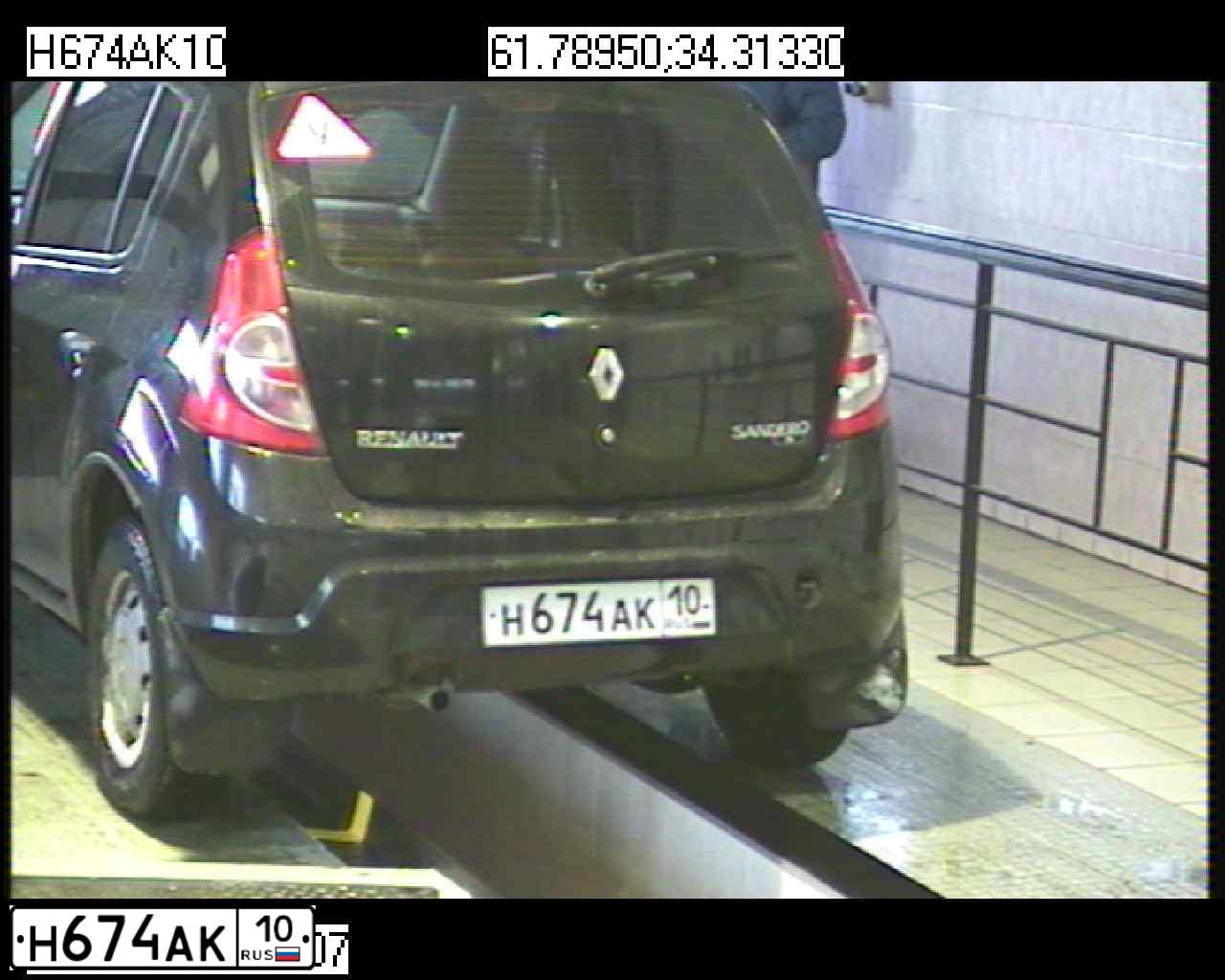 Фото автомобиля RENAULT SANDERO, 2013 — госномер Н674АК10. Цвет: ЧЕРНЫЙ