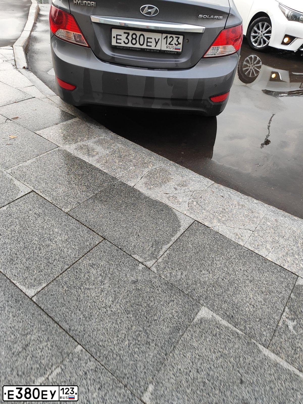 Фото автомобиля HYUNDAI SOLARIS, 2012 — госномер Е380ЕУ123. Цвет: ЧЕРНО-СЕРЫЙ