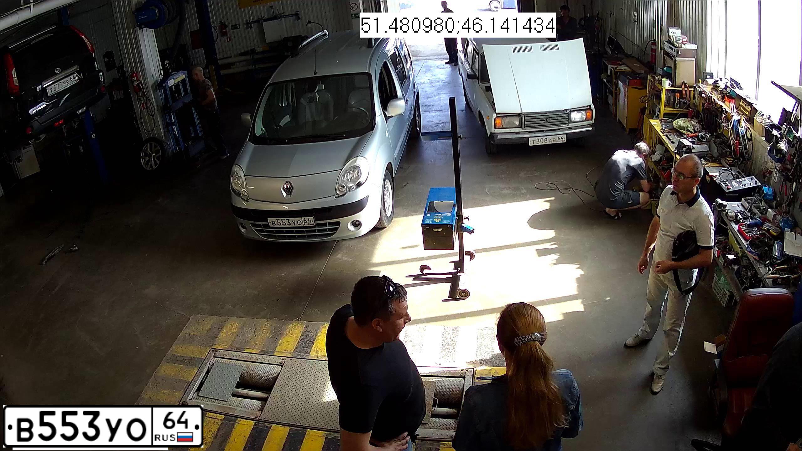 Фото автомобиля RENAULT KANGOO, 2011 — госномер В553УО64. Цвет: СВЕТЛО-СЕРЫЙ