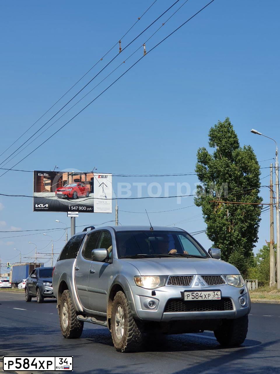 Фото автомобиля MITSUBISHI L 200, 2011 — госномер Р584ХР34. Цвет: СЕРЕБРИСТЫЙ