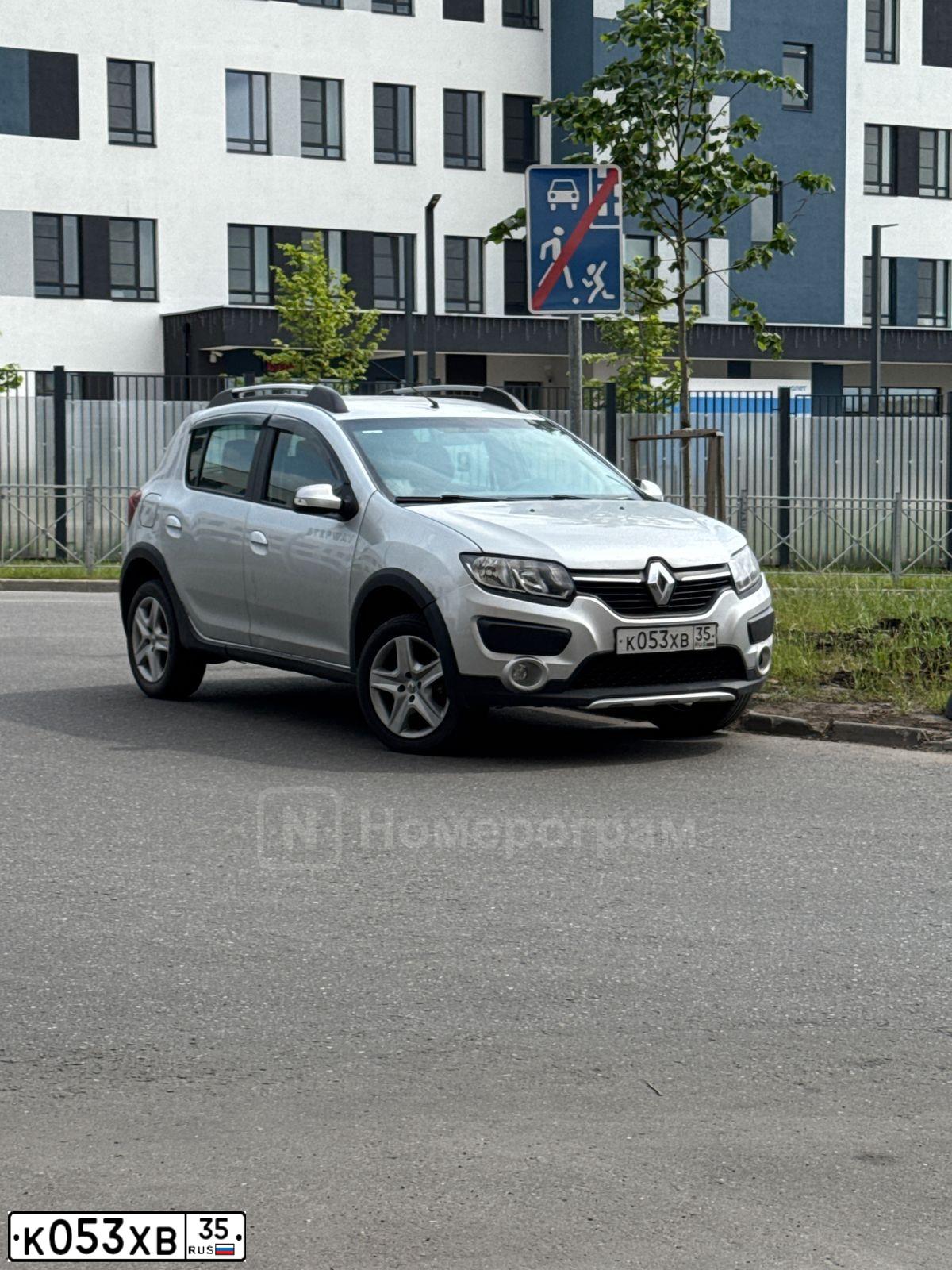 Фото автомобиля RENAULT SANDERO, 2017 — госномер К053ХВ35. Цвет: СВЕТЛО-СЕРЫЙ