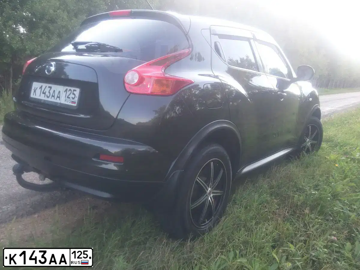 Фото автомобиля NISSAN JUKE, 2011 — госномер Р889КС27. Цвет: ТЕМНО-КОРИЧНЕВЫЙ