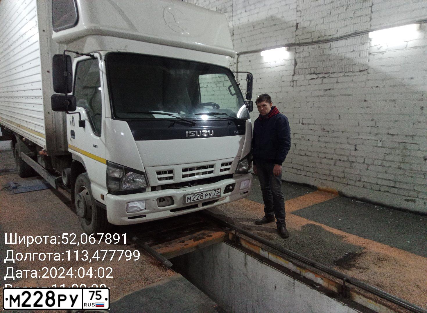 Фото автомобиля ISUZU NQR, 2011 — госномер М228РУ75. Цвет: Белый