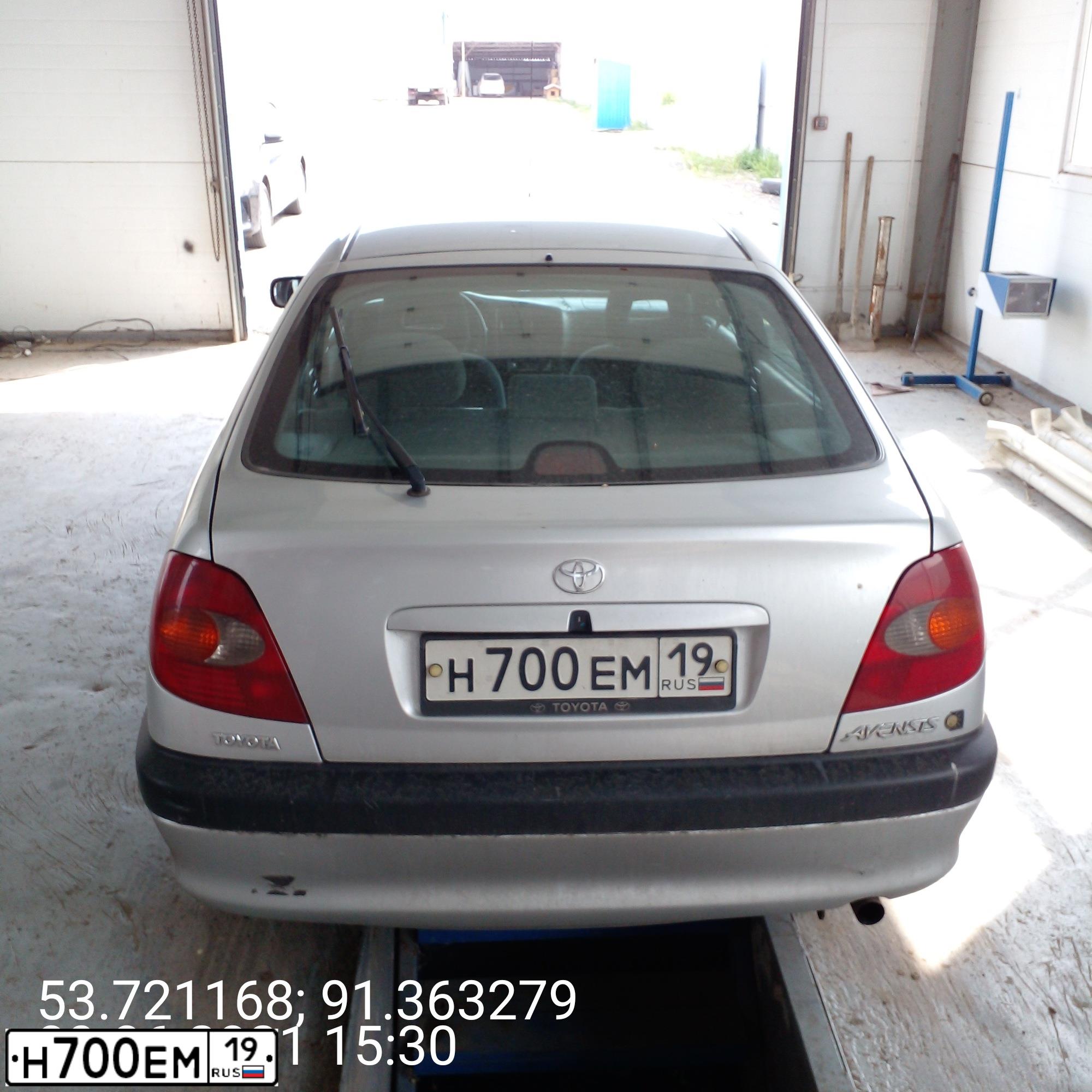 Фото автомобиля TOYOTA AVENSIS, 1998 — госномер Н700ЕМ19. Цвет: СЕРЕБРИСТЫЙ
