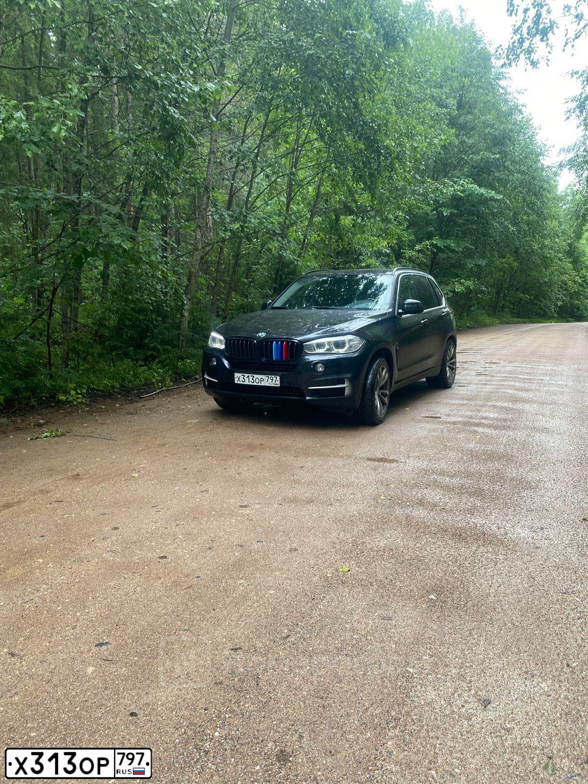 Фото автомобиля BMW X5, 2017 — госномер К222ОО750. Цвет: ЧЕРНЫЙ