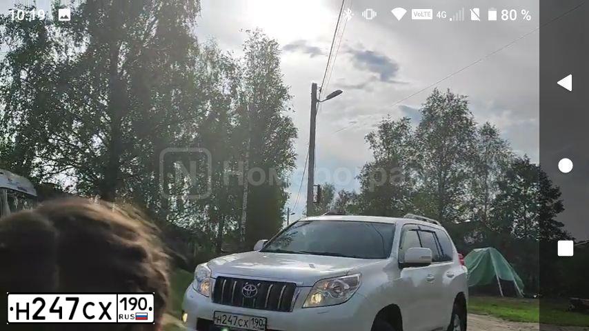Фото автомобиля TOYOTA LANDCRUISER, 2011 — госномер О744НР32. Цвет: Белый
