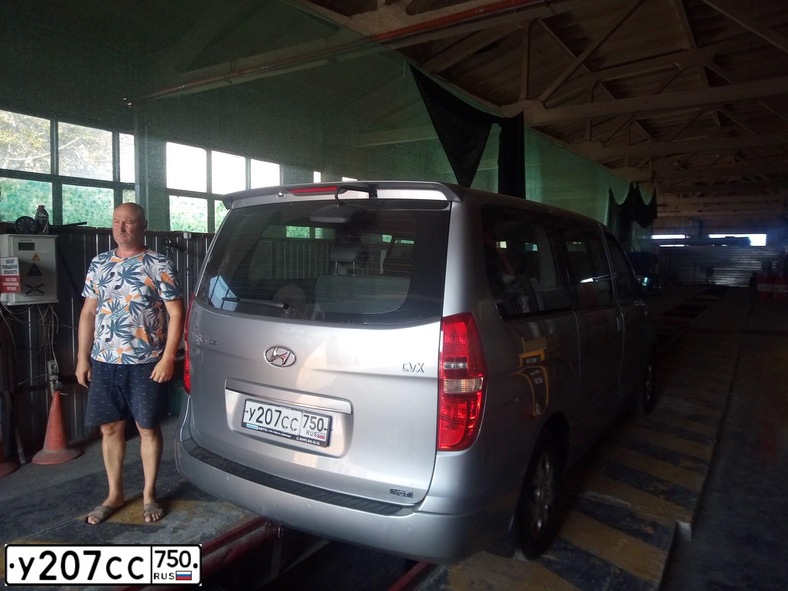 Фото автомобиля HYUNDAI GRAND STAREX, 2011 — госномер М558ТР82. Цвет: СЕРЫЙ