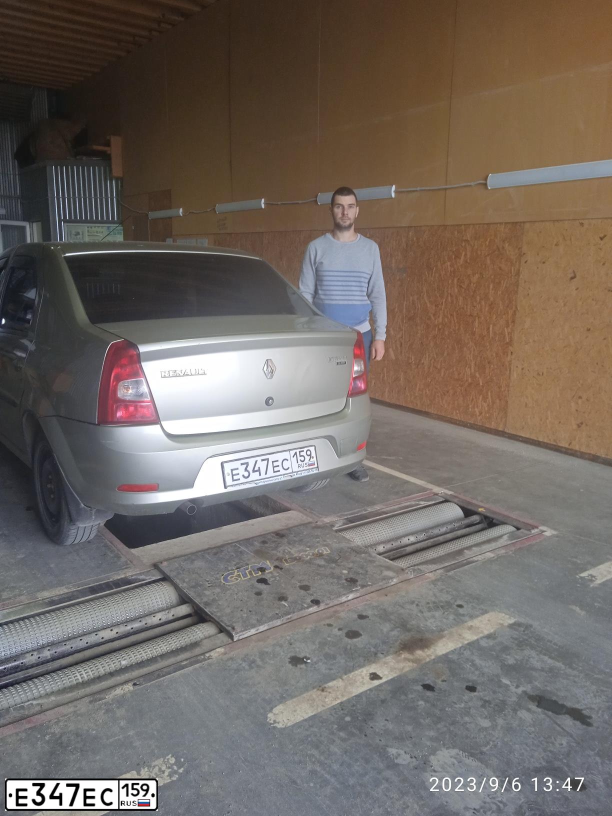 Фото автомобиля РЕНО ЛОГАН, 2013 — госномер О176ХР159. Цвет: БЕЖЕВЫЙ