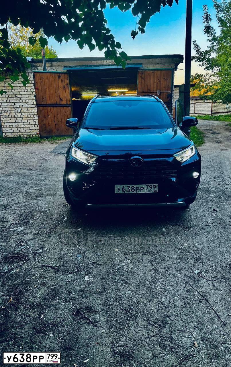 Фото автомобиля TOYOTA RAV4, 2020 — госномер У638РР799. Цвет: синий
