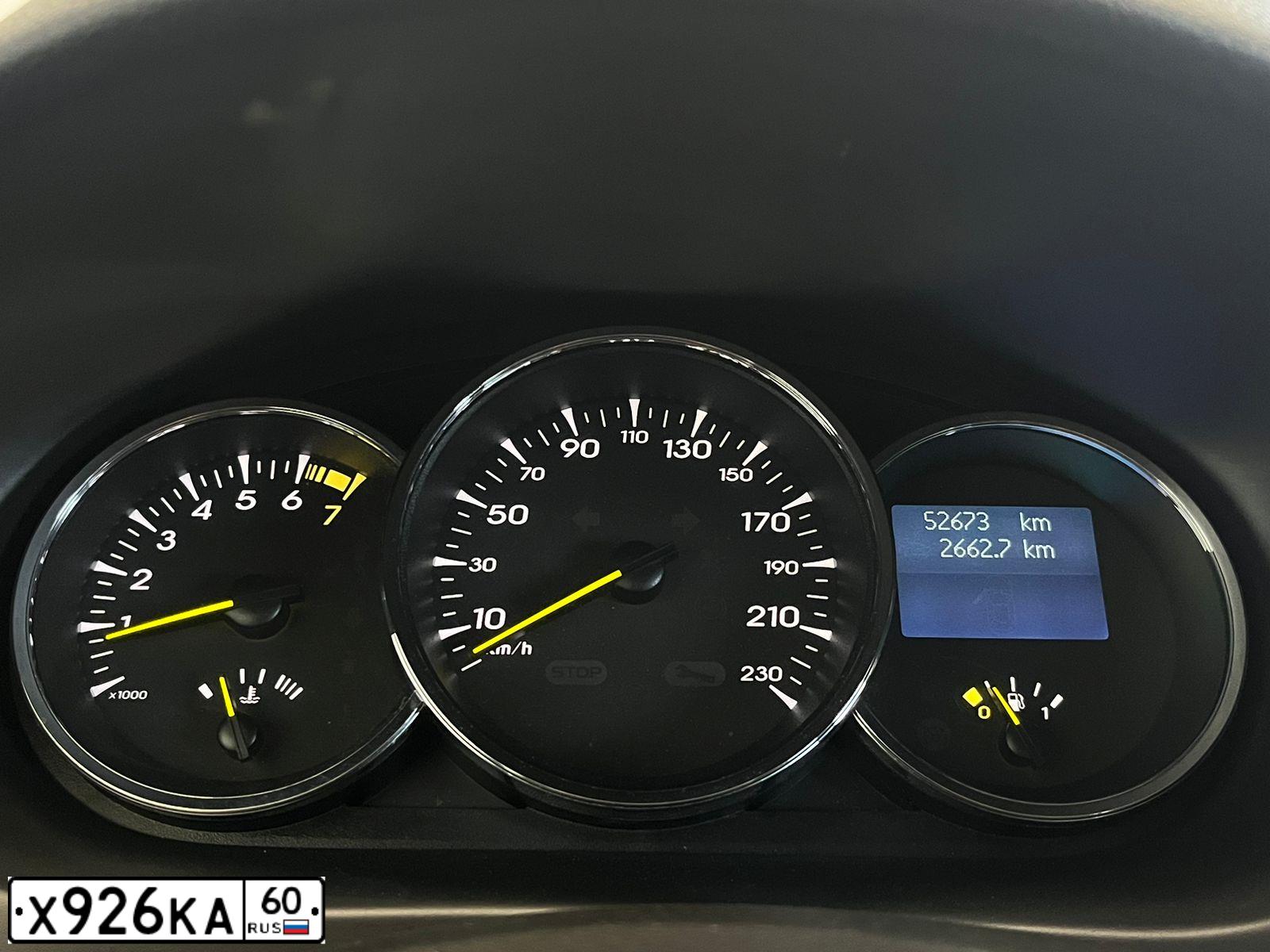 Фото автомобиля RENAULT MEGANE, 2011 — госномер С707ЕХ60. Цвет: ЧЕРНЫЙ