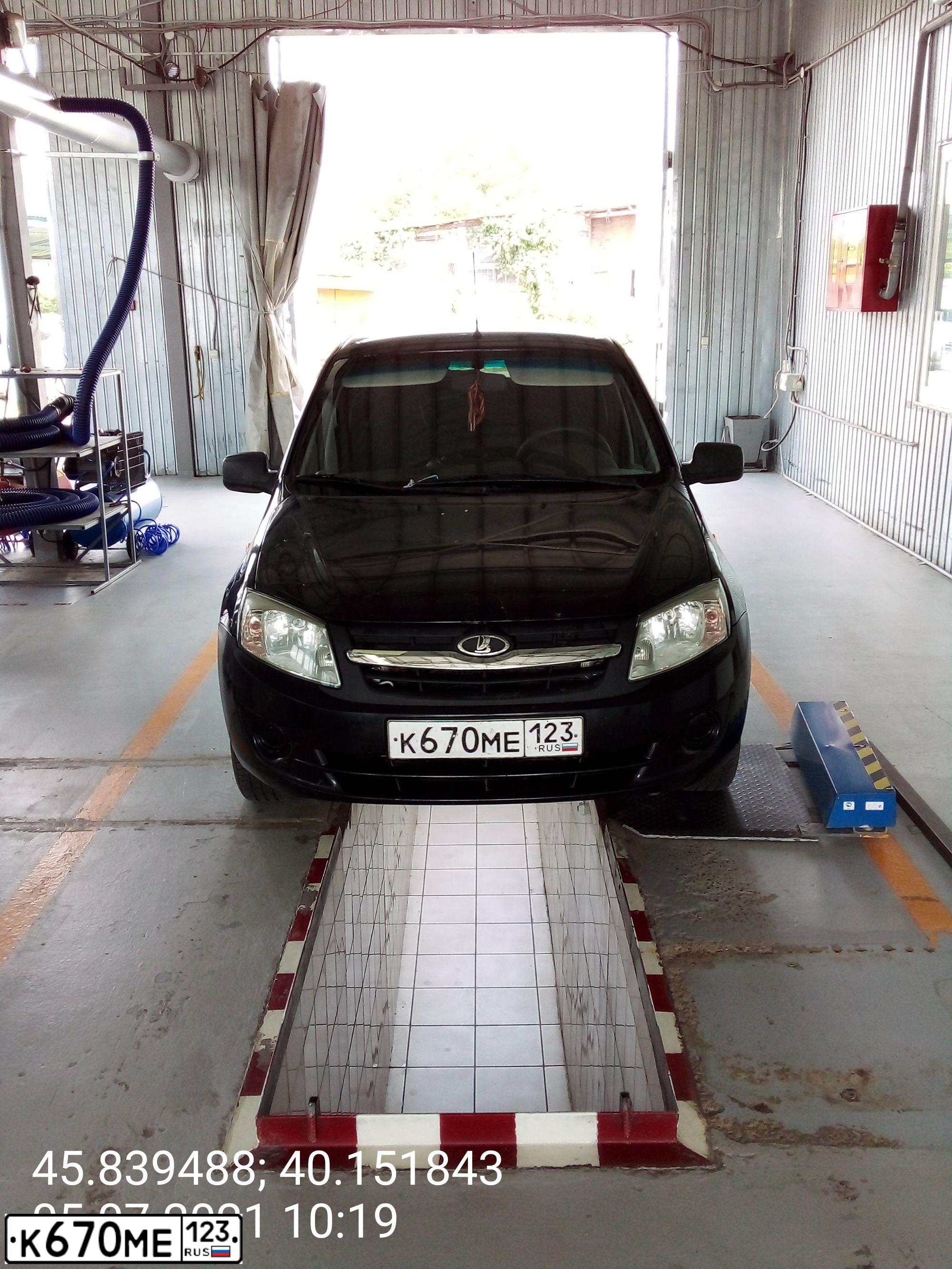 Фото автомобиля LADA 2190 GRANTA, 2013 — госномер К670МЕ123. Цвет: СИНЕ-ЧЕРНЫЙ