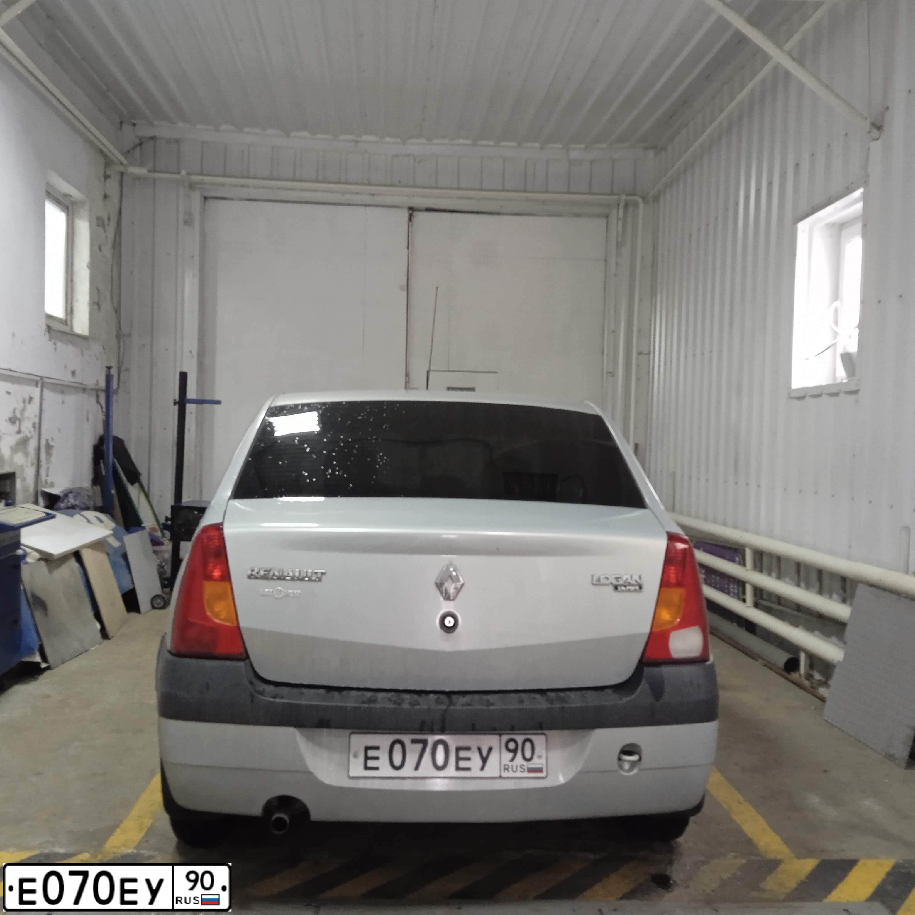 Фото автомобиля RENAULT LOGAN, 2009 — госномер Е070ЕУ90. Цвет: СЕРЫЙ