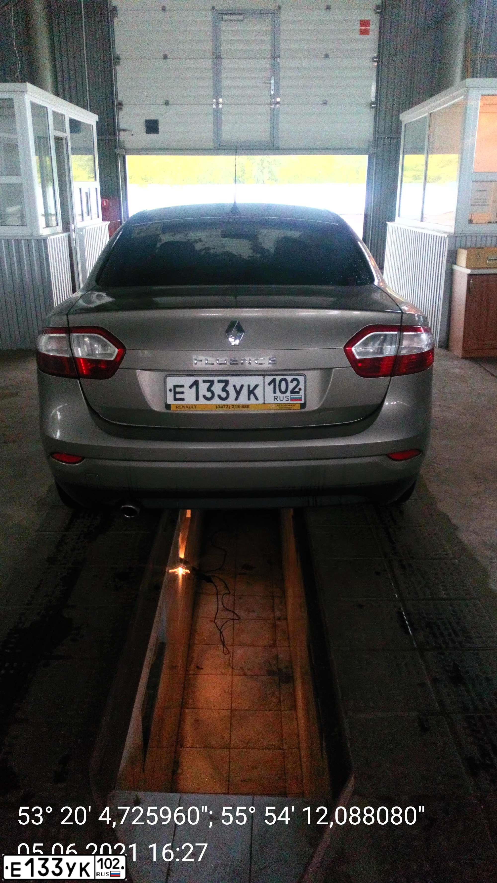 Фото автомобиля RENAULT FLUENCE, 2010 — госномер Е133УК102. Цвет: БЕЖЕВЫЙ