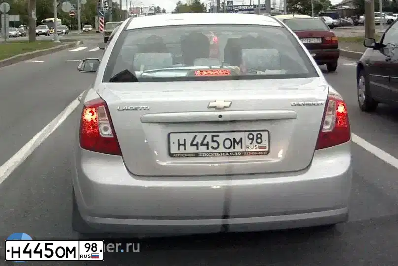 Фото автомобиля CHEVROLET LACETTI, 2006 — госномер Т202НМ05. Цвет: Серебристый