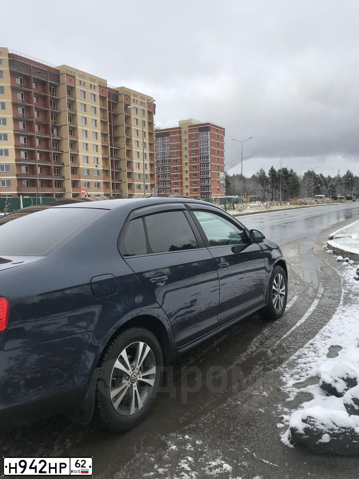 Фото автомобиля VOLKSWAGEN JETTA, 2008 — госномер Р685ЕТ186. Цвет: СЕРО-СИНИЙ