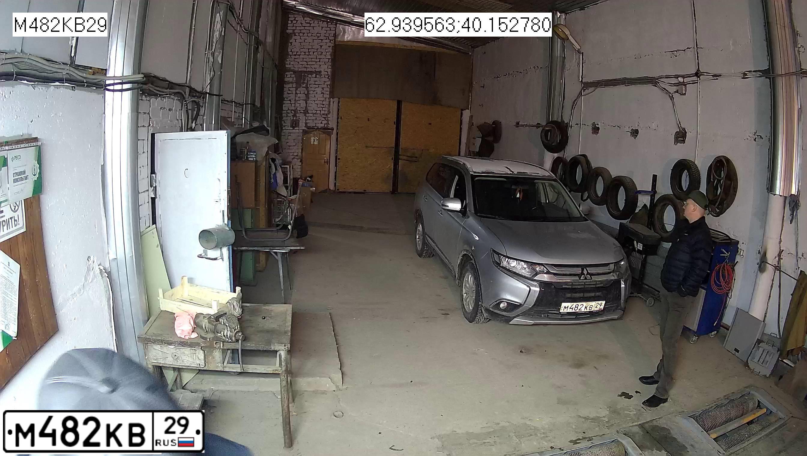 Фото автомобиля MITSUBISHI OUTLANDER, 2016 — госномер М482КВ29. Цвет: СЕРЕБРИСТЫЙ