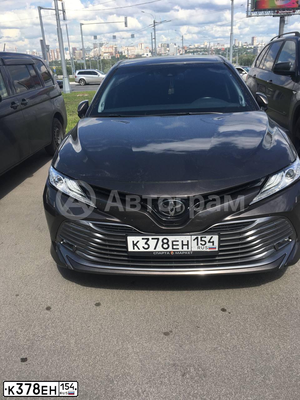 Фото автомобиля TOYOTA CAMRY, 2020 — госномер А555АН04. Цвет: Коричневый