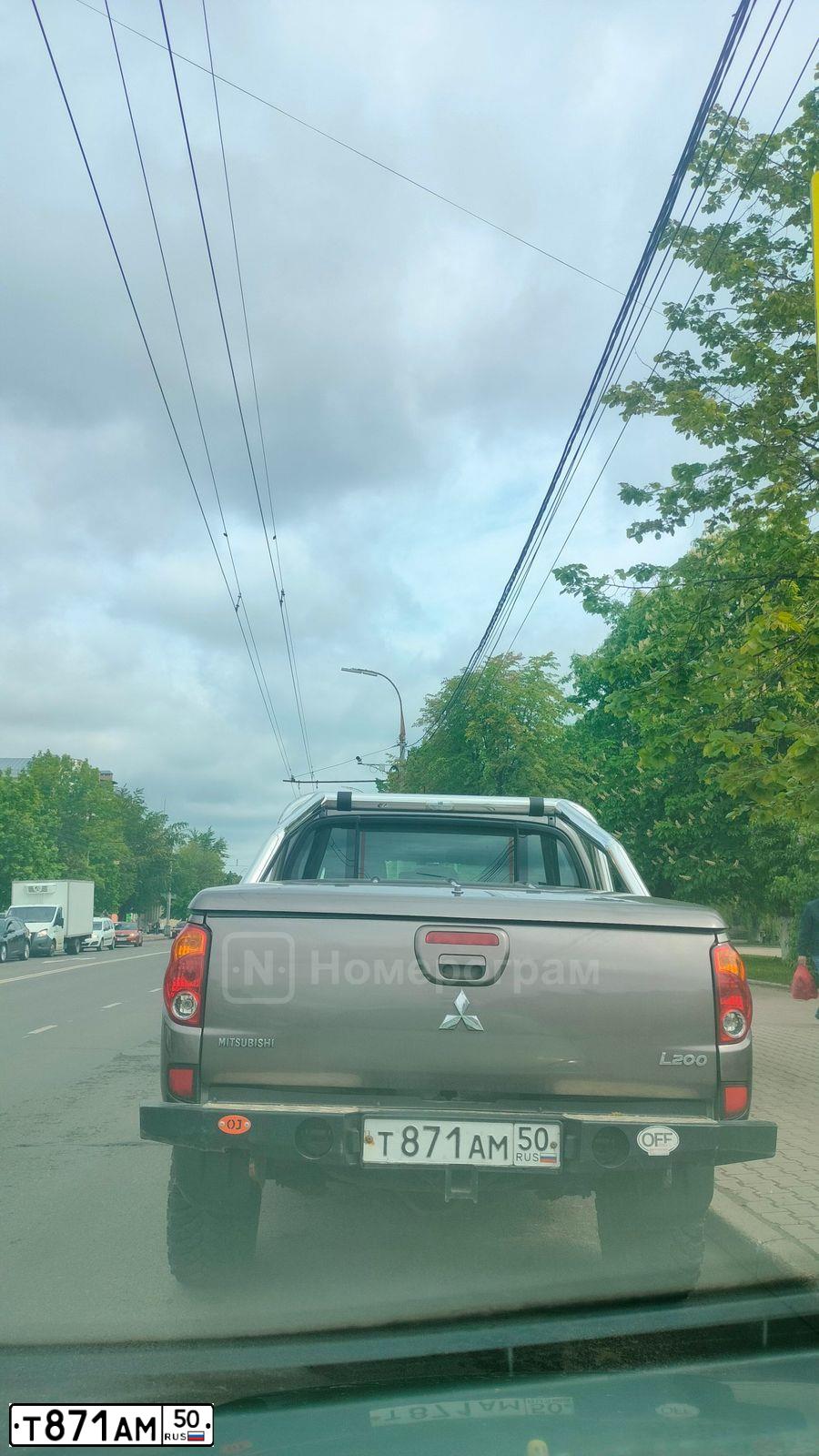 Фото автомобиля MITSUBISHI L 200, 2011 — госномер Т871АМ50. Цвет: КОРИЧНЕВЫЙ