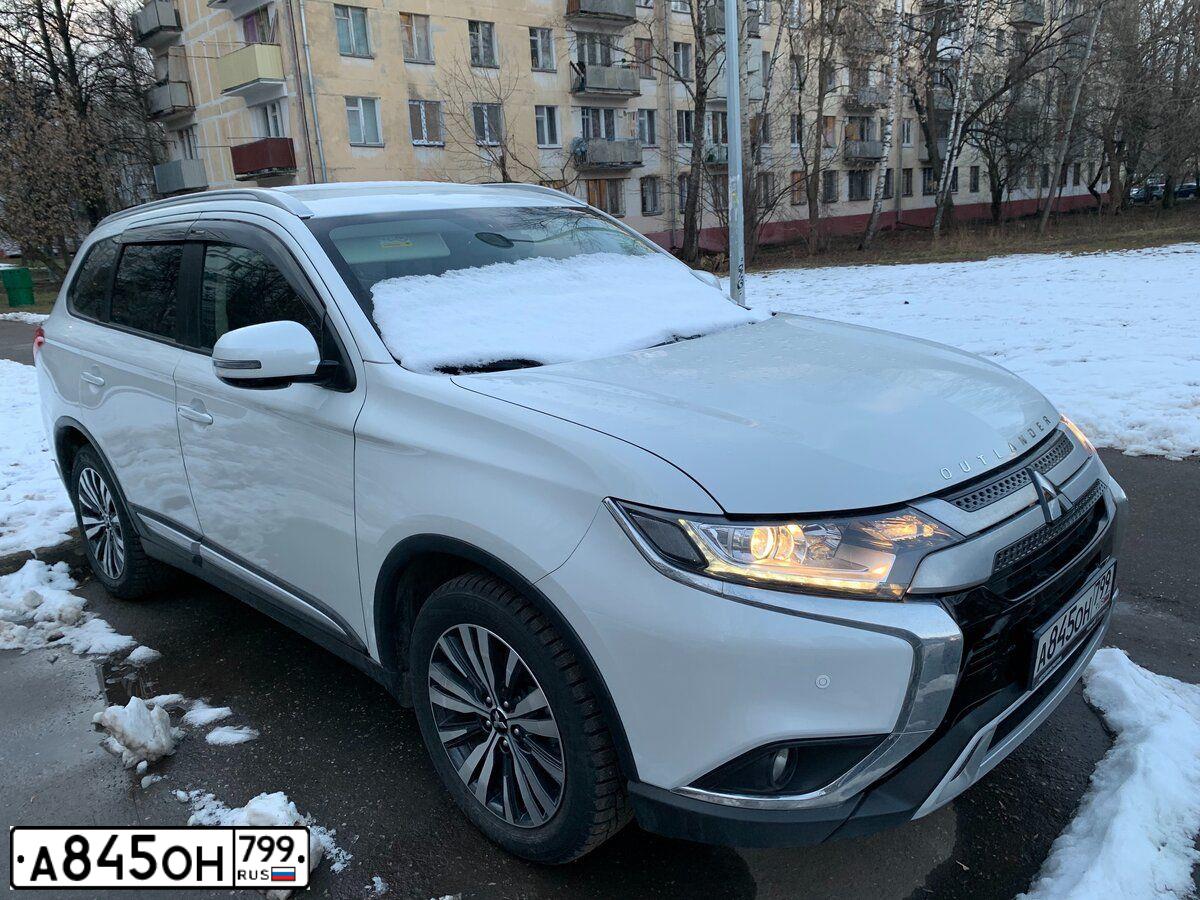 Фото автомобиля МИЦУБИСИ OUTLANDER, 2019 — госномер Р657МТ30. Цвет: БЕЛЫЙ