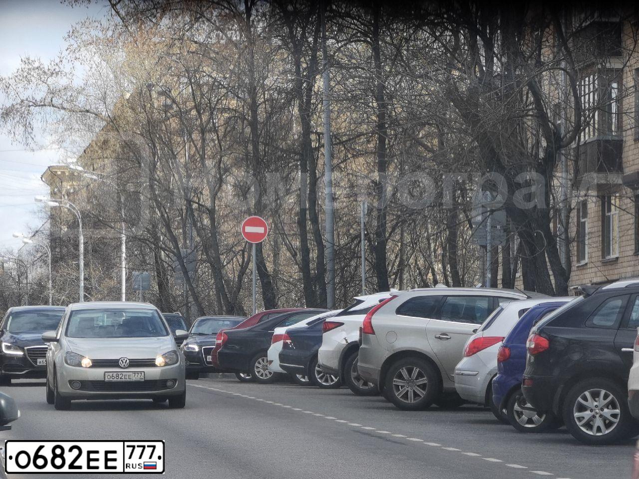 Фото автомобиля VOLKSWAGEN GOLF, 2011 — госномер О682ЕЕ777. Цвет: ЖЁЛТЫЙ