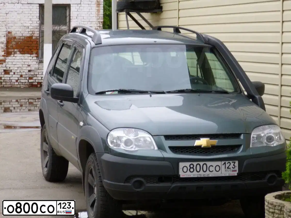 Фото автомобиля CHEVROLET NIVA, 2016 — госномер М800ТС126. Цвет: ТЕМНЫЙ СЕРО-ЗЕЛЕНЫЙ МЕТАЛ