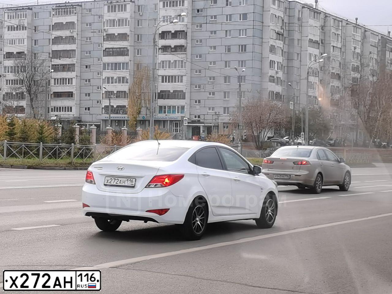 Фото автомобиля LADA 2112, 2006 — госномер Р519КУ18. Цвет: Светло-серебристый металик