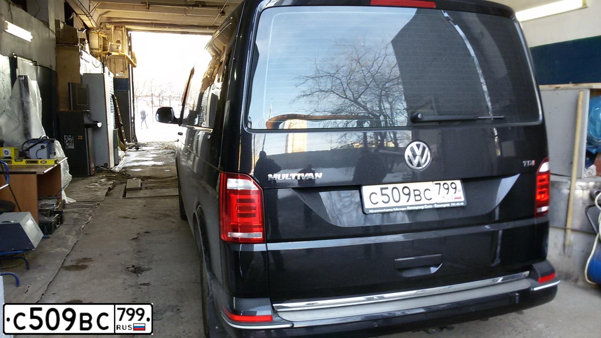Фото автомобиля VOLKSWAGEN MULTIVAN, 2017 — госномер С509ВС799. Цвет: ЧЕРНЫЙ