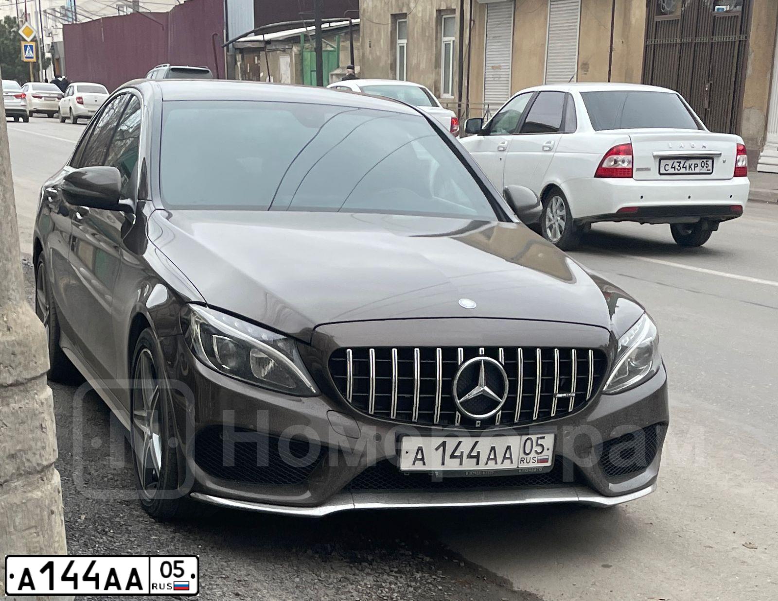 Фото автомобиля MERCEDES C-KLASSE, 2015 — госномер А144АА05. Цвет: Коричневый