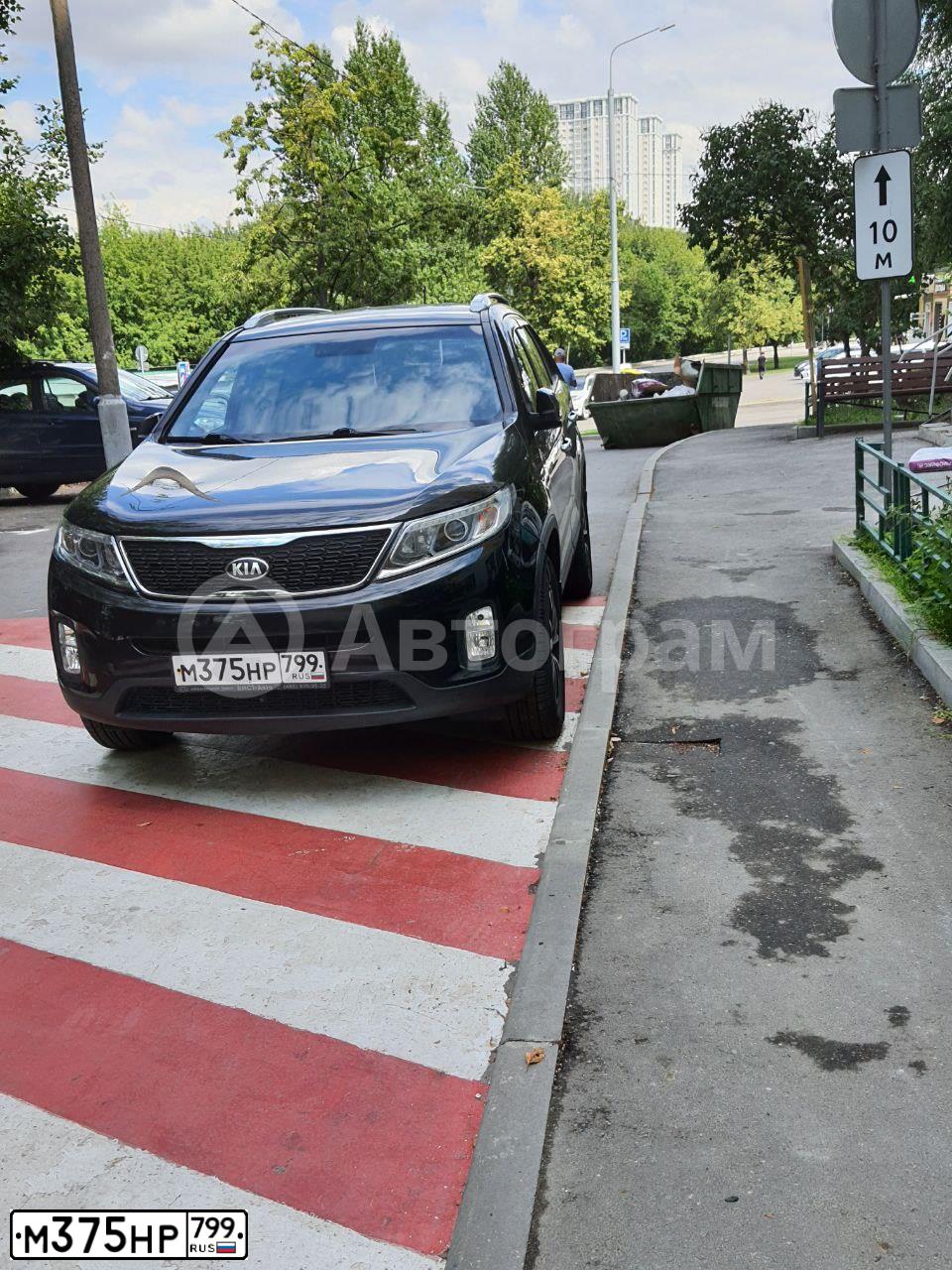 Фото автомобиля KIA SORENTO, 2019 — госномер М375НР799. Цвет: ЧЕРНЫЙ