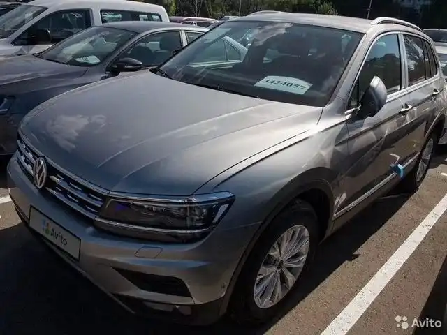 Фото автомобиля VOLKSWAGEN TIGUAN, 2019 — госномер У312СЕ799. Цвет: Серебристый