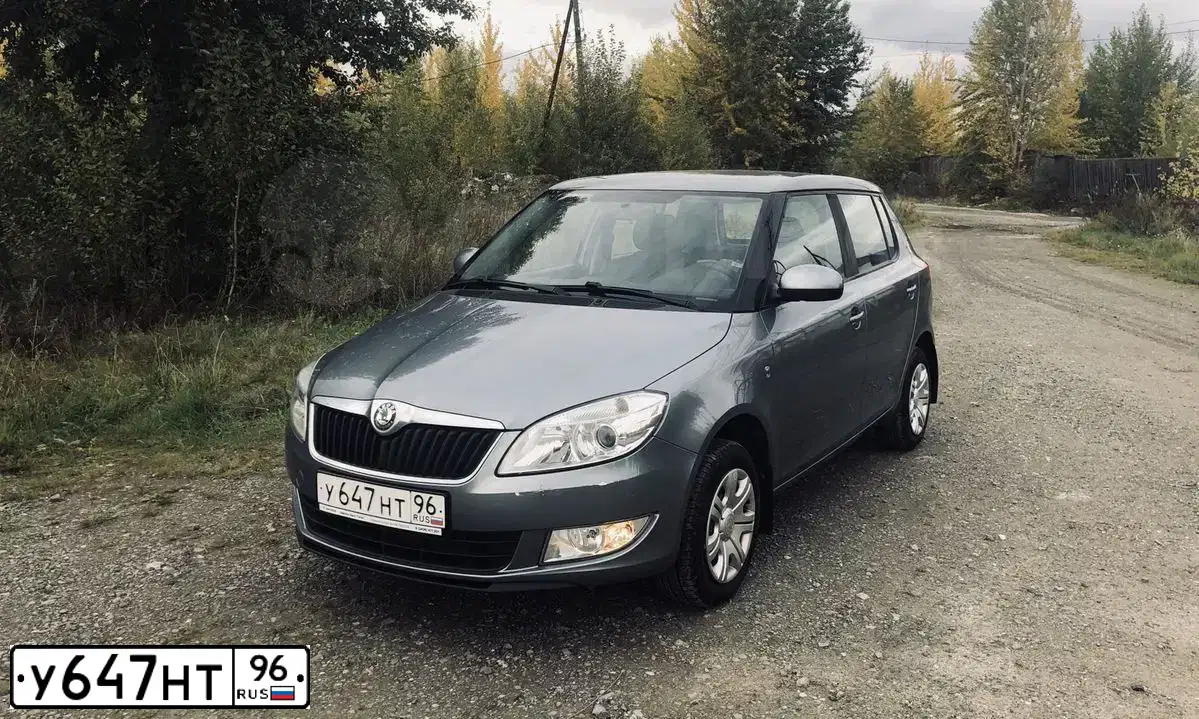 Фото автомобиля SKODA FABIA, 2012 — госномер У647НТ96. Цвет: СЕРЫЙ