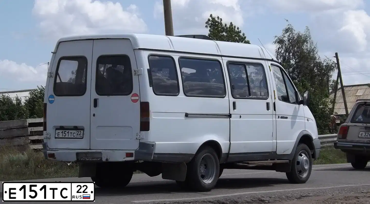 Фото автомобиля GAZ 3221 EL, 2003 — госномер Е151ТС22. Цвет: Белый