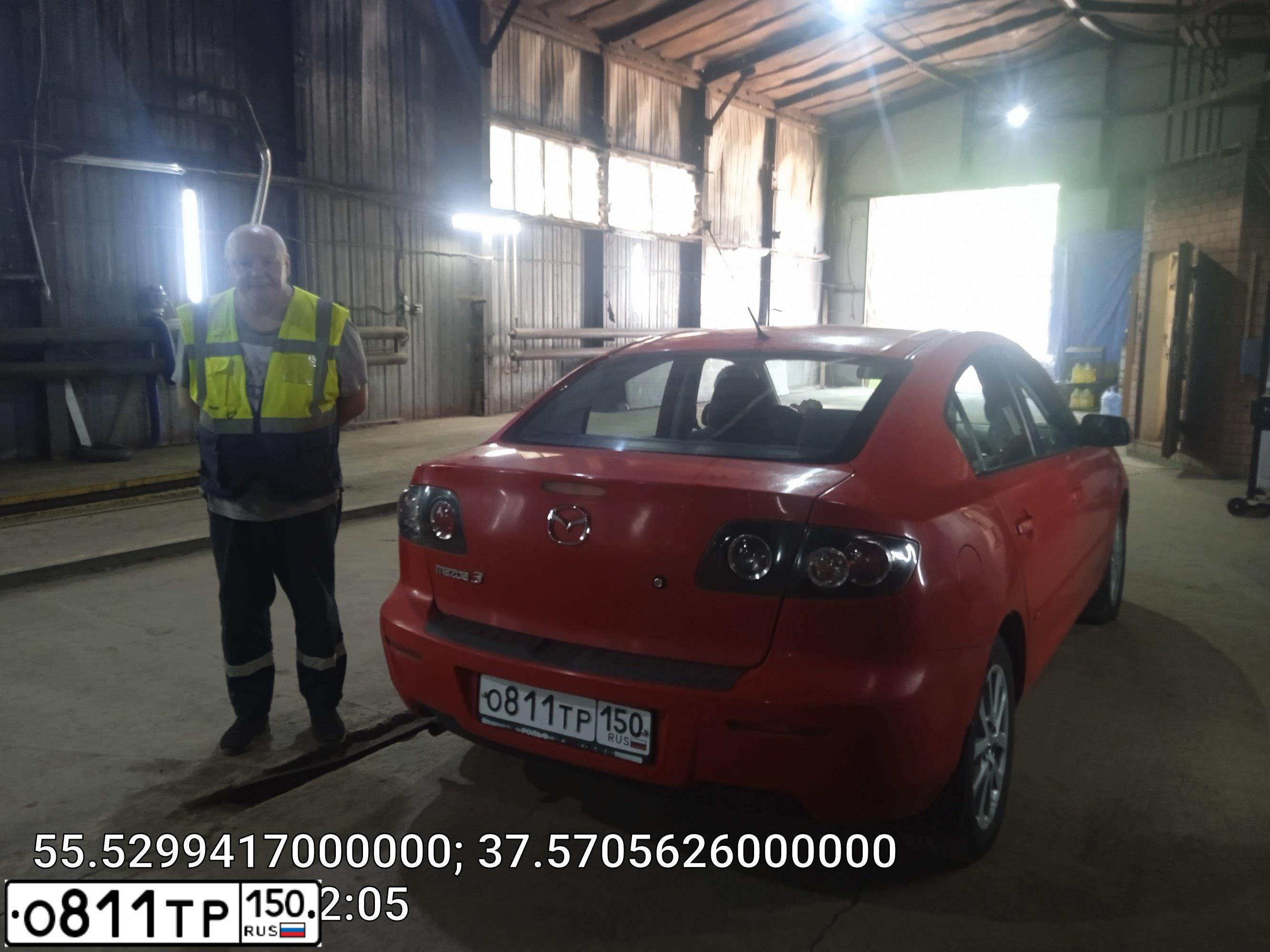 Фото автомобиля MAZDA 3, 2008 — госномер О811ТР150. Цвет: Красный