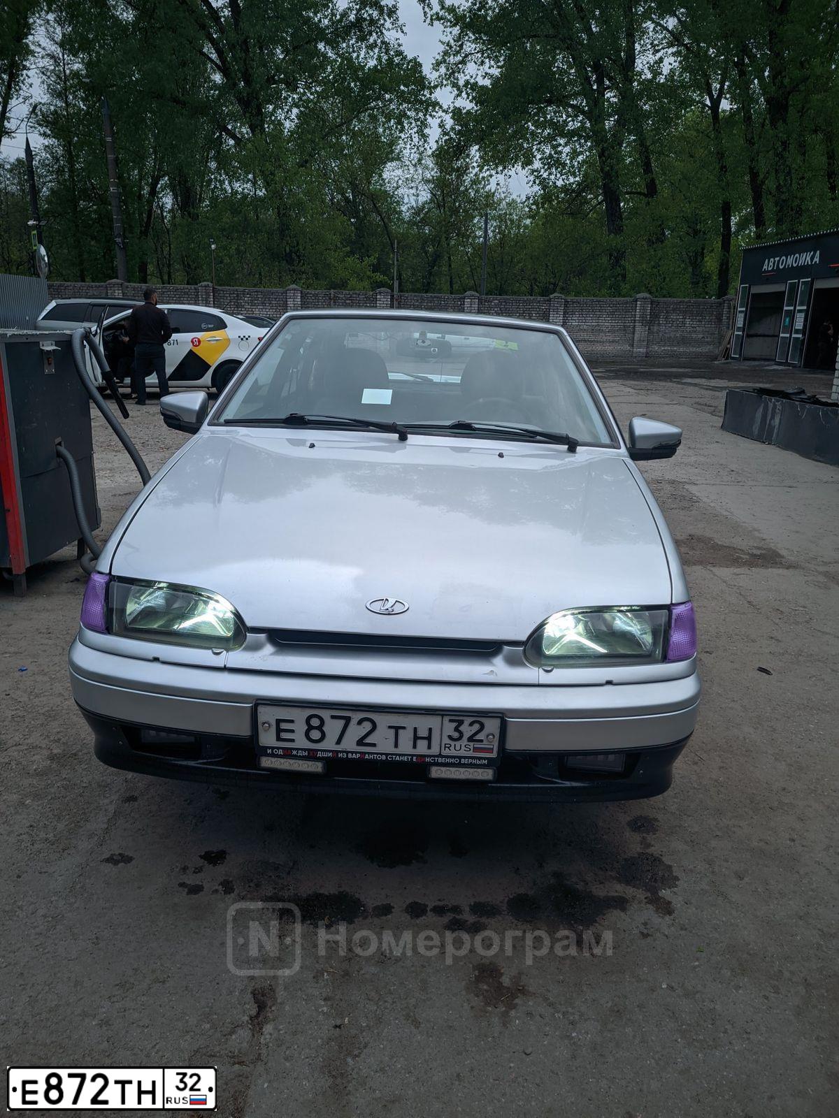 Фото автомобиля LADA 2114 SAMARA, 2007 — госномер Е872ТН32. Цвет: Серебристый