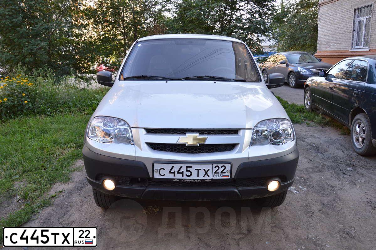 Фото автомобиля CHEVROLET NIVA, 2012 — госномер С445ТХ22. Цвет: Светло-Серебристый металлик