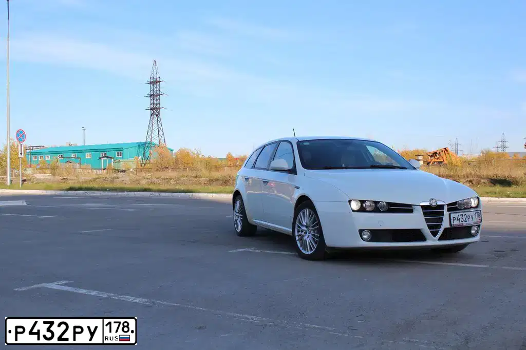 Фото автомобиля ALFAROMEO ALFA 159, 2010 — госномер Р500АЕ716. Цвет: Белый