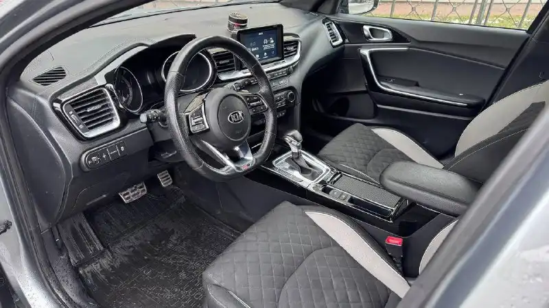 Фото автомобиля KIA CEE'D, 2019 — госномер Т410ЕУ797. Цвет: СЕРЕБРИСТЫЙ