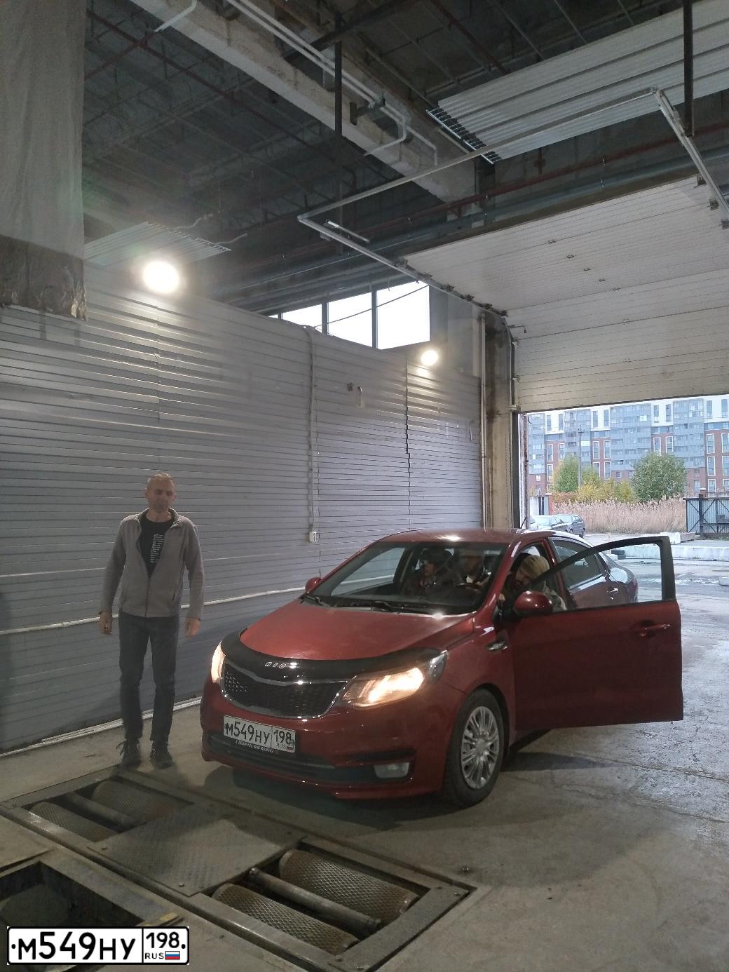 Фото автомобиля KIA RIO, 2015 — госномер С806КВ198. Цвет: Красный